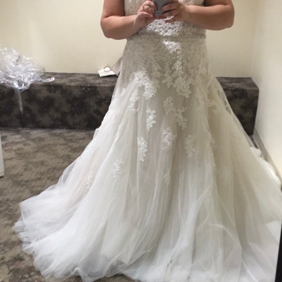 Beautiful Sophia Tolli Gown - Picture 4 of 6